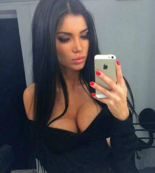 o fată frumoasă, fierbinte si jucausă care să-ti indeplinească toate fanteziile erotice