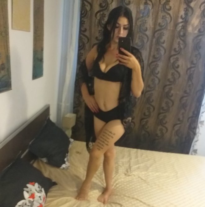 Bruneta sexy ochi verzi - Ofer un Super Masaj Erotic cu finalizare orala